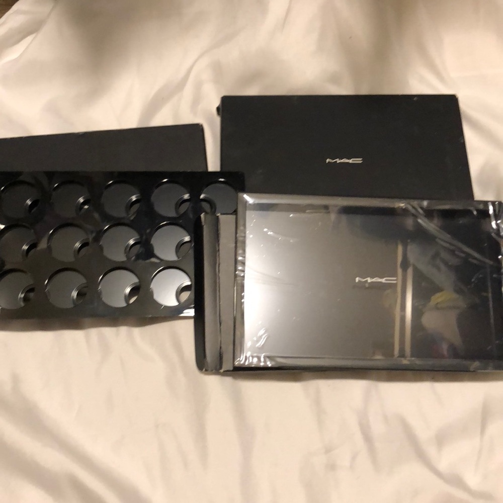 MAC eyeshadow palette / 2 cases and 1 insert